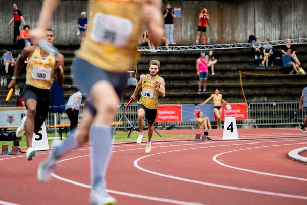 Fabian Dammermann (LG Osnabrueck) als Startlaeufer der 4x400m des DLVs am 03.06.2022 waehrend der Sparkassen Gala in Regensburg